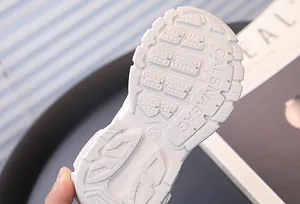 Gedetailleerde macro-opname van witte antislipzool met maat 26 voor hardloopschoenen kind