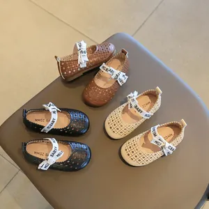 Detail van lasergesneden Mary Jane kinderschoenen in zwart, bruin en beige
