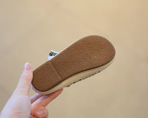 Detail van de antislip rubberen zool met honingraatmotief en maat 23 voor kinderschoen