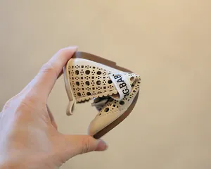 Detail van de ultraflexibele zool van de abrikooskleurige peuterloafers met laserprint