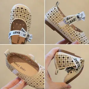 Beige loafers voor meisjes met opengewerkt patroon, strikje en flexibele rubberen zool