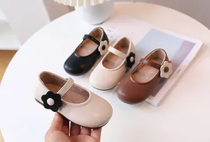 Detailansicht der Mädchen Mary Jane Lederschuhe mit Blumendekor und Klettverschluss