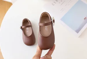 Detailaufnahme brauner Mary Jane Lederschuh für Mädchen mit weißer Blumenschnalle