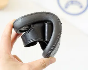 Détail montrant la semelle noire ultra-souple et flexible des sandales pour enfants pliées