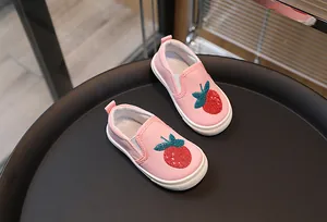 Vue détaillée des chaussures en toile rose enfant avec broderie fraise et élastique