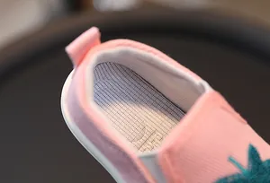 Détail de la chaussure en toile rose pour enfant avec doublure respirante et languette