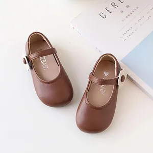 Braune Mary Jane Schuhe für Mädchen mit weißen Blumenakzenten und verstellbarem Riemen