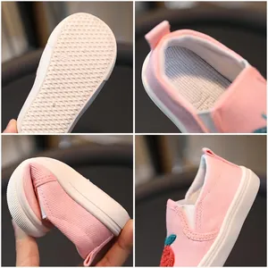 Chaussures souples en toile rose pour enfants avec broderie fraise et semelles antidérapantes