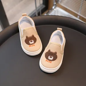 Chaussures en toile kaki pour enfants avec broderie ours et embouts en caoutchouc blanc