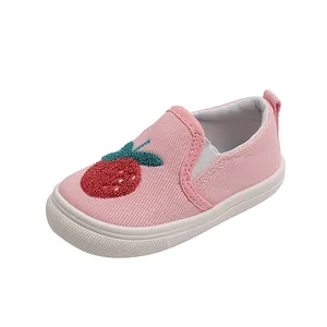 Baskets roses en toile pour petits enfants avec broderie fraise et semelles en caoutchouc