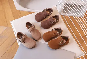 Trois paires de chaussures vintage en daim à bride en T pour enfants en marron, beige et tan
