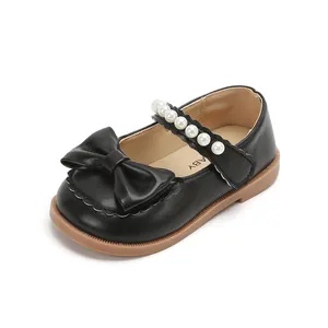 Mädchen Mary Jane Halbschuhe in Schwarz mit großer Schleife und Perlenverzierung auf Weiß