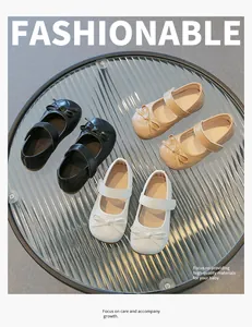 Détail de chaussures Mary Jane matelassées avec nœud en noir, beige et blanc élégant