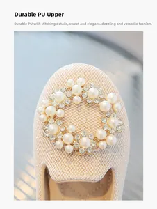 Détail de chaussure fille avec perles, strass et texture en PU résistant à l'usure