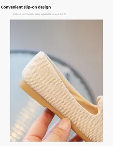 Gros plan sur la texture en maille beige et les coutures de qualité des chaussures fille