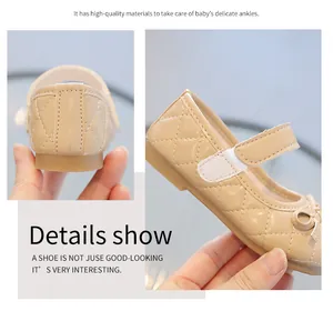 Vue détaillée des babies beige en similicuir matelassé pour bébé avec nœud et velcro