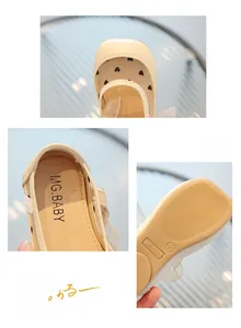 Dettaglio di scarpe in pelle per bambina con rete a cuori e fiocco decorativo