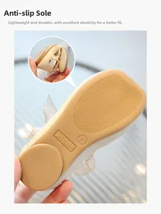 Dettaglio della suola in gomma flessibile antiscivolo e marchio MG.BABY su scarpe bimba