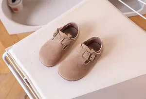 Détail de mocassins en daim kaki pour enfants avec boucle et semelle intérieure à cœur