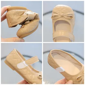 Biegsame beige Mädchen Mary Jane Schuhe mit Steppmuster und Schleifen-Dekor