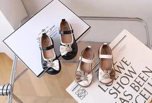 Dettaglio di scarpe Mary Jane per bambine con fiocchi bicolore e eleganti dettagli a coniglio