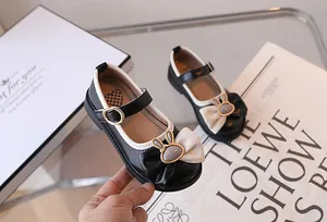 Dettaglio delle scarpe Mary Jane da bambina con fiocco a coniglio e suola a cuore a scacchi