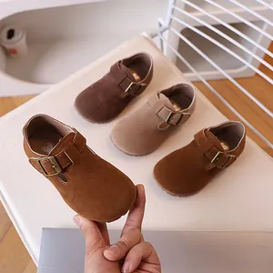 Chaussures rétro en daim pour enfants style Birkenstock avec bride en T marron
