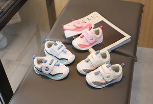Vue de dessus de baskets bébé en maille respirante avec scratchs en rose, blanc et beige