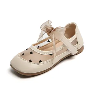 Scarpe Mary Jane beige per bambine con cuori in mesh e grande fiocco in organza