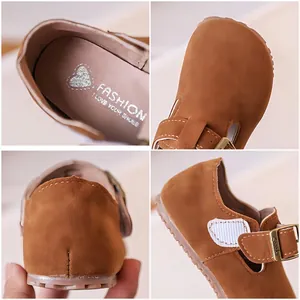 Chaussures Mary Jane pour enfants en daim marron avec détails rétro et boucle réglable