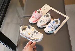 Détail de chaussure de marche pour bébé avec maille respirante et embout de protection