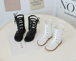 Détail de sandales gladiateur montantes pour filles en noir et blanc style romain chic