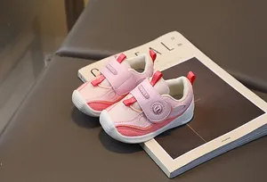 Vue détaillée des chaussures bébé roses avec mesh respirant et sangles velcro