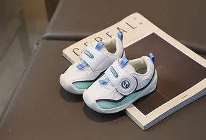 Détail de chaussure de marche pour bébé avec semelle souple et fermeture à velcro