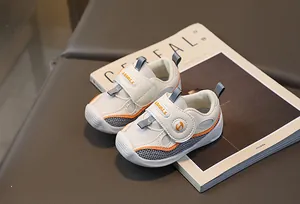Détail de chaussures de marche bébé avec maille respirante et sangle velcro réglable