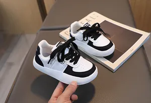 Détail des baskets pour enfants style panda avec lacets noirs et pointe perforée