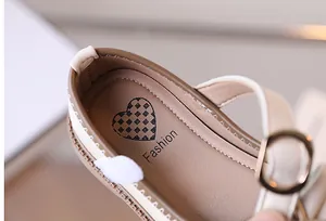 Dettaglio della fodera morbida e soletta con motivo a cuore di scarpe in pelle da bimba