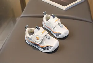 Détails de chaussures bébé avec maille respirante, bride velcro et embout de protection
