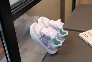 Vue détaillée de baskets pour enfants avec trous respirants et doublure intérieure douce