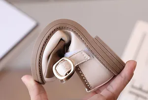 Dettaglio della suola in gomma ultra flessibile e delle cuciture di scarpe per bambina