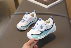 Vue détaillée de chaussures de marche pour bébés avec maille respirante et brides velcro