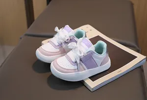 Vue de dessus des baskets enfant color-block macaron avec pointe respirante sur cuir