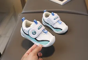 Gros plan sur les chaussures bébé en maille respirante avec fermeture à scratch