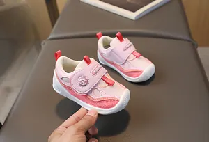Détail de chaussures de marche roses pour bébé avec maille respirante et bride velcro