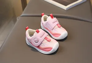 Détail de chaussures de marche roses pour bébé avec maille respirante, velcro et semelle en gomme