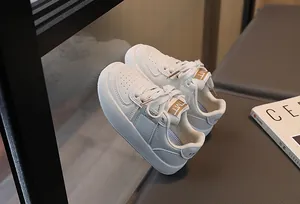 Vue détaillée des baskets blanches classiques pour enfants avec scratch et semelle antidérapante