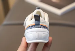 Détail du talon de chaussure pour bébé avec mesh respirant et semelle blanche épaisse