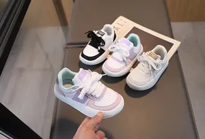 Détails des baskets en cuir pour enfants aux couleurs variées avec lacets et semelles en gomme