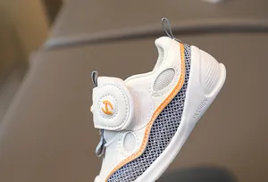 Détail de baskets pour bambins avec maille respirante, cuir synthétique et bride velcro