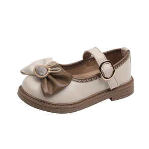 Scarpe Mary Jane da bambina beige con fiocco a coniglio e bordo marrone a contrasto